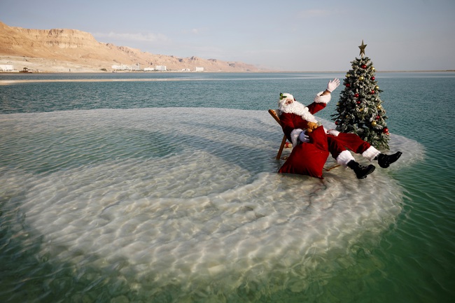 Ông già Noel &quot;trồng&quot; cây thông Giáng Sinh trong Biển Chết - Ảnh 6.