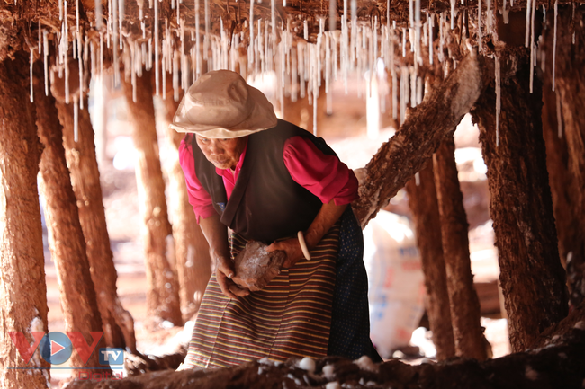 Người dân Nạp Tây làm muối