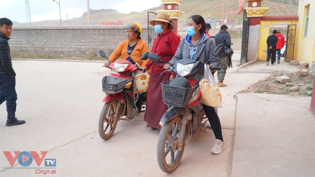 Phụ nữ Tạng di chuyển bằng xe máy là điều rất phổ biến ở Nang Khiêm