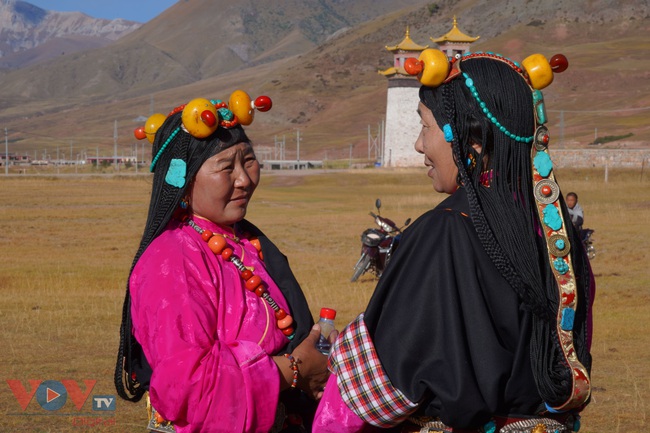 Phụ nữ Tạng trong trang phục truyền thống ở Nang Khiêm