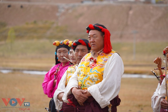Đàn ông Tạng trong trang phục truyền thống