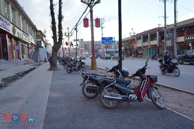 Xe máy xếp dọc vỉa hè trên đường phố huyện lỵ Nang Khiêm