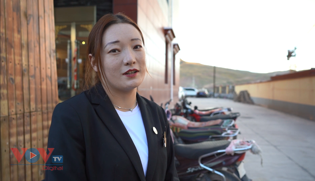 Chị Ích Tây, một nhân viên khách sạn người Tạng tại Nang Khiêm