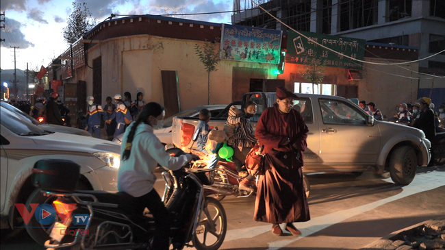 Ùn tắc cục bộ trên đường phố Nang Khiêm