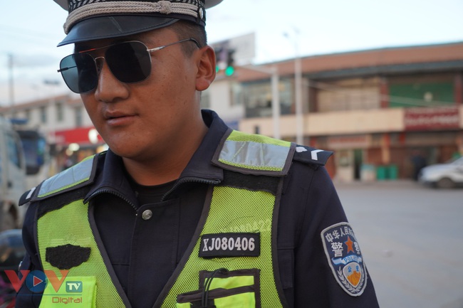 Cảnh sát giao thông người Tạng tên Tài Nhân Trát Tây (Cairen Zhaxi)