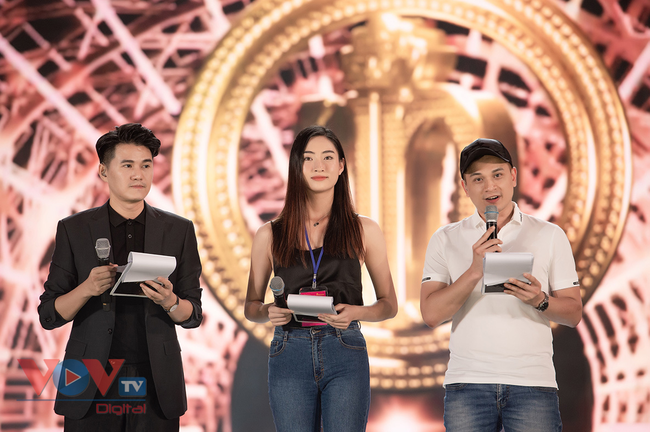 Đột nhập hậu trường xem Hoàng Thùy Linh, Tiểu Vy cùng dàn sao tổng duyệt Chung kết Hoa hậu Việt Nam 2020 - Ảnh 12.