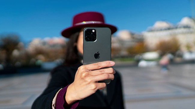 Đắt đỏ là vậy, iPhone 12 Pro không lọt top 5 smartphone chụp ảnh selfie đẹp nhất - Ảnh 1.