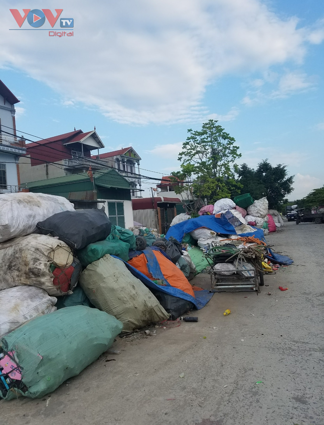 Làng Xà Kiều (Hà Nội): Cả làng sống chung với rác thải phế liệu - Ảnh 2.