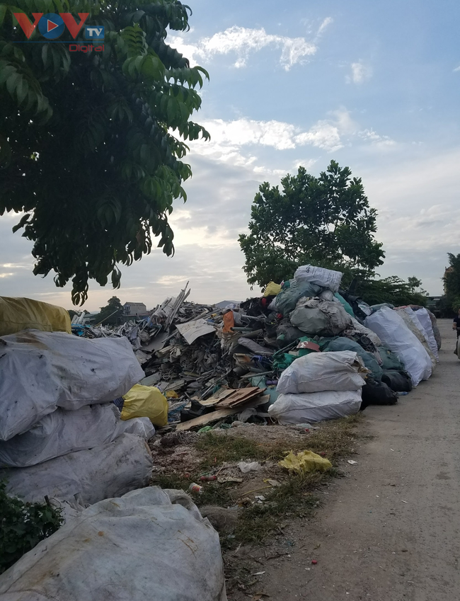 Làng Xà Kiều (Hà Nội): Cả làng sống chung với rác thải phế liệu - Ảnh 1.