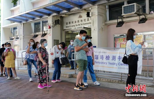 Người dân đi xét nghiệm tại Hong Kong. Ảnh: Chinanews