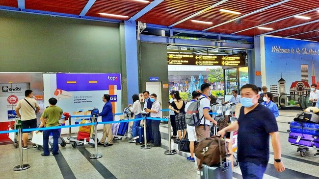 Taxi công nghệ đang hoạt động trái phép tại sân bay Tân Sơn Nhất - Ảnh 2.