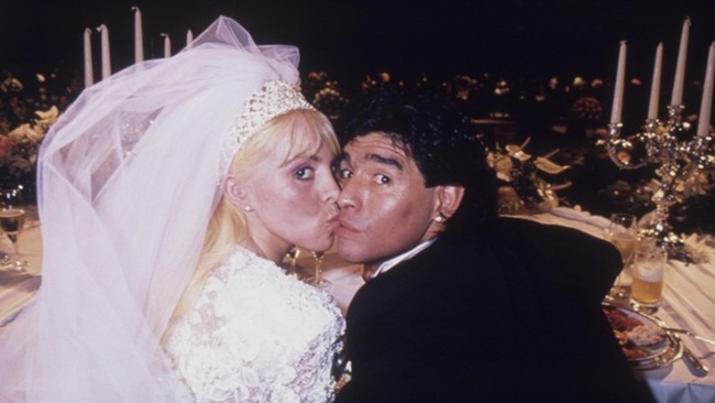 Không thể dự lễ viếng, bạn gái cũ Maradona bật khóc - Ảnh 2.