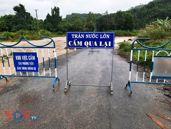 Khánh Hòa: Mưa lớn chia cắt giao thông tại 2 huyện miền núi Khánh Sơn, Khánh Vĩnh - Ảnh 2.