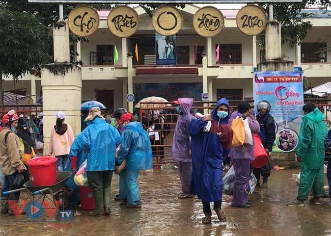 Phiên chợ 0 đồng ở miền núi Quảng Trị hỗ trợ bà con vùng sạt lở - Ảnh 1.