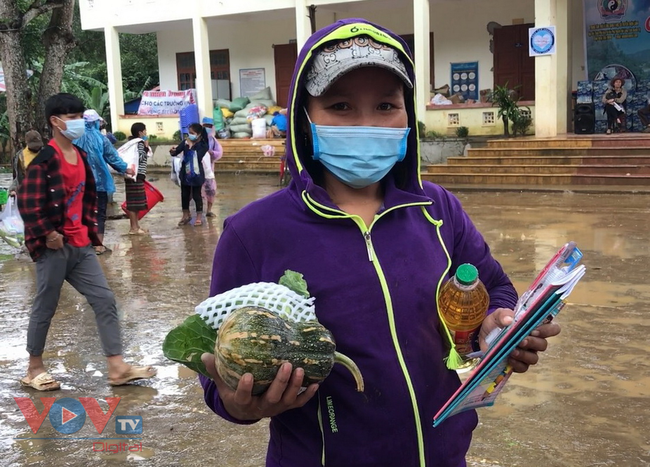 Phiên chợ 0 đồng ở miền núi Quảng Trị hỗ trợ bà con vùng sạt lở - Ảnh 2.