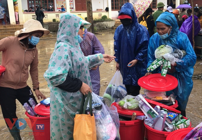 Phiên chợ 0 đồng ở miền núi Quảng Trị hỗ trợ bà con vùng sạt lở - Ảnh 3.