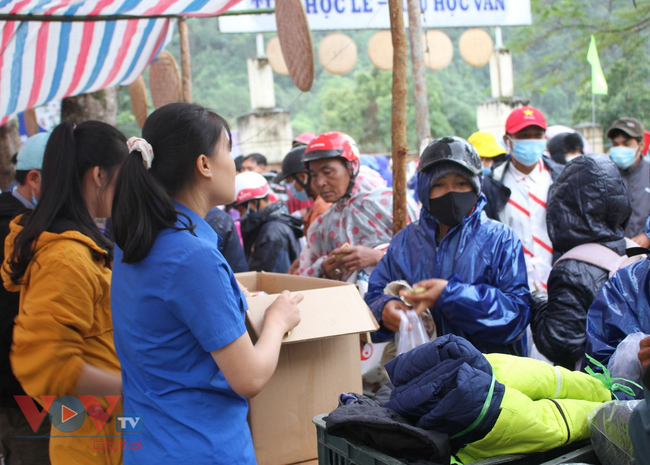 Phiên chợ 0 đồng ở miền núi Quảng Trị hỗ trợ bà con vùng sạt lở - Ảnh 4.