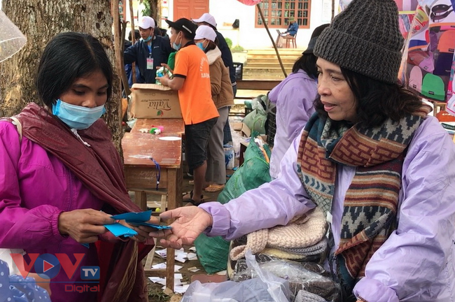 Phiên chợ 0 đồng ở miền núi Quảng Trị hỗ trợ bà con vùng sạt lở - Ảnh 5.