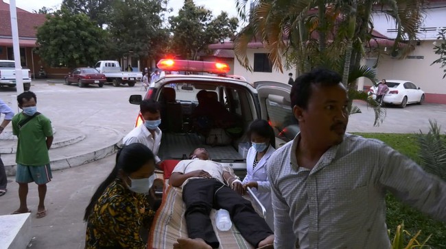 Campuchia: 4 người chết, hơn trăm người nhập viện do ngộ độc rượu - Ảnh 1.