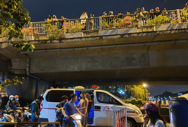 Nhảy sông Sài Gòn tự tử, người dân chen nhau đứng trên thành cầu livestream - Ảnh 3.