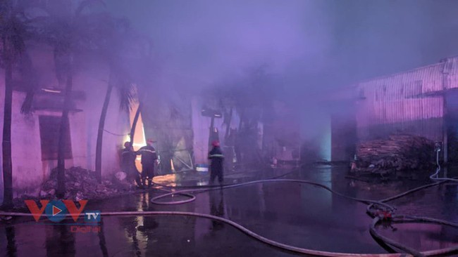 Cháy lớn tại công ty sản xuất bao bì ở Bình Dương - Ảnh 3.