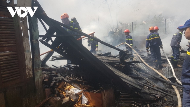 Cháy lớn thiêu rụi xưởng cưa tại Đà Lạt - Ảnh 2.