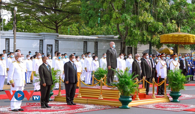 Quốc Vương Norodom Sihamoni chủ trì lễ chào cờ và thắp ngọn đuốc chiến thắng tại Ðài Ðộc lập