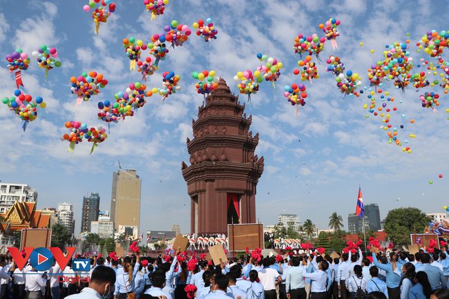 Hàng ngàn người đại diện các lực lượng vũ trang, cơ quan đoàn thể, hội thanh niên, học sinh và sinh viên Campuchia tham dự buổi lễ