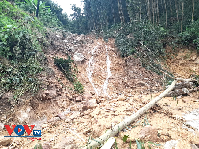 Lũ ống tràn xuống gây sạt lở đường lên xã Vĩnh Kim, huyện Vĩnh Thạnh