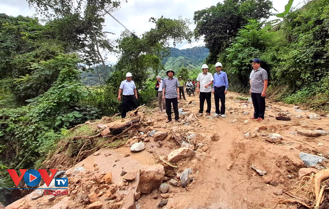 Ông Hồ Quốc Dũng, Bí thư Tỉnh ủy, Chủ tịch UBND tỉnh Bình Định trực tiếp kiểm tra chỉ đạo khắc phục hậu quả mưa lũ