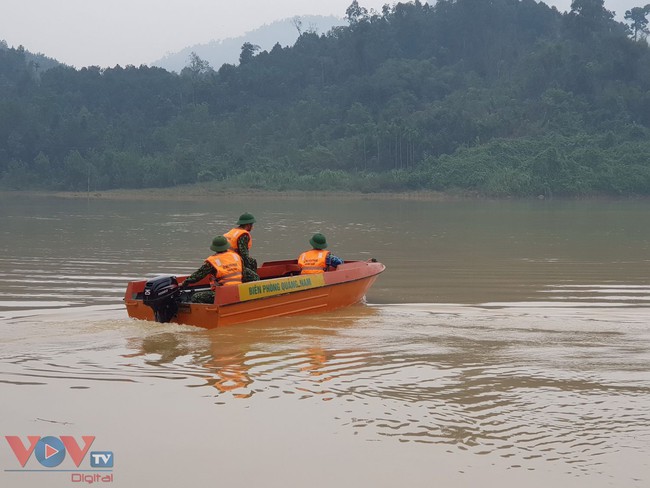 Biên phòng Quảng Nam dùng ca nô tìm kiếm nạn nhân mất tích tại khu vực dọc lòng hồ thuỷ điện Sông Tranh 2