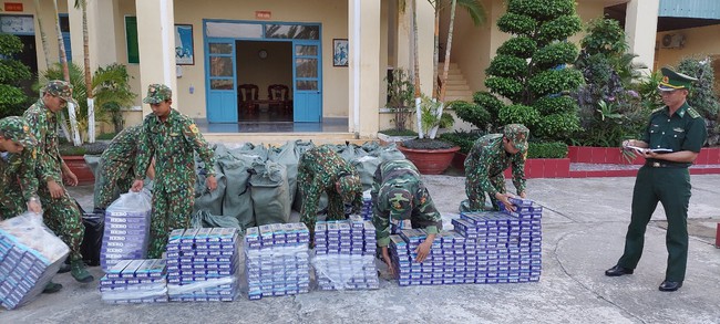 Bắt giữ hơn 21.000 gói thuốc lá vận chuyển trái phép qua biên giới tại Kiên Giang - Ảnh 1.