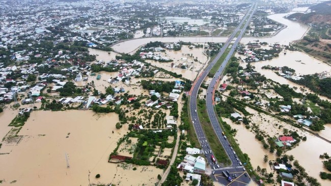 Miền Trung ngập lụt chia cắt nhiều nơi, giao thông ách tắc - Ảnh 2.