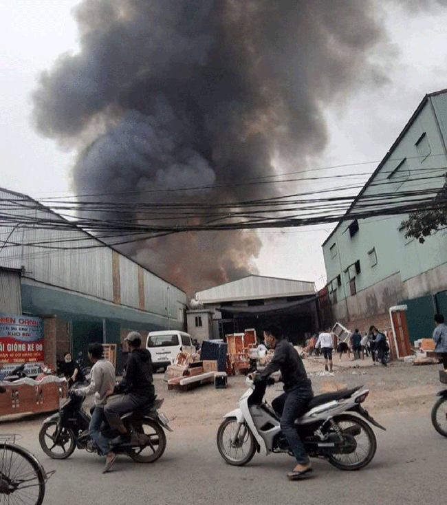 10 xưởng gỗ ở Hà Nội cùng bốc cháy ngùn ngụt - Ảnh 3.