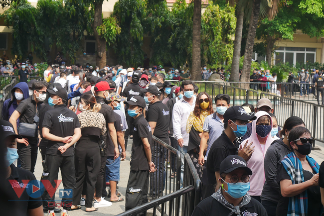 Hàng ngàn người đội nắng xếp hàng chờ vào viếng nghệ sĩ Chí Tài - Ảnh 2.