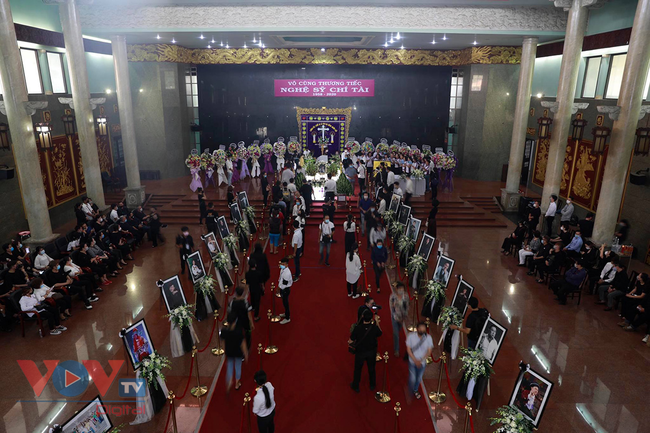Hàng ngàn người đội nắng xếp hàng chờ vào viếng nghệ sĩ Chí Tài - Ảnh 12.