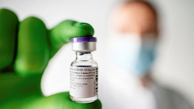 Chiến dịch tiêm vaccine Covid-19 đại trà: Những tác dụng phụ và khuyến cáo đầu tiên - Ảnh 1.