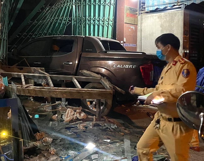 Đà Nẵng: Ô tô bán tải đâm vào nhà dân - Ảnh 1.