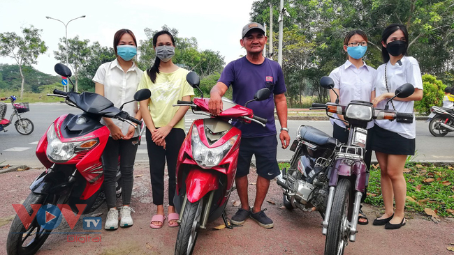 Trích hơn 15 triệu tiền được ủng hộ, ông Minh “cô đơn” mua 3 xe máy tặng  sinh viên nghèo - Ảnh 2.