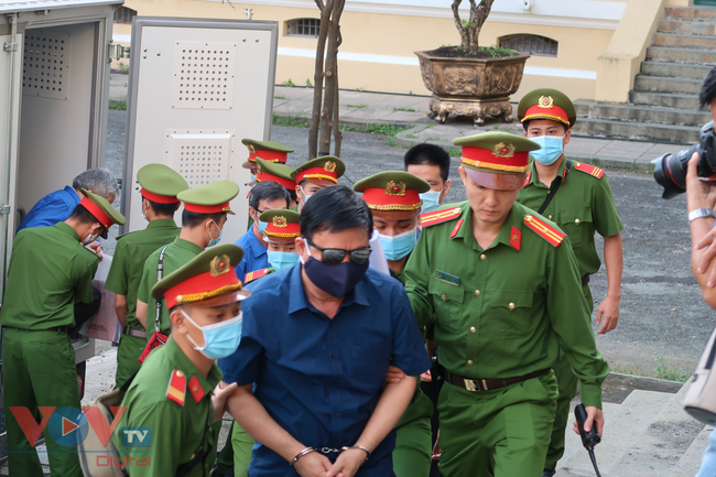 Bị cáo Đinh La Thăng đeo khẩu trang, mắt kính kín mít đến tòa  - Ảnh 2.