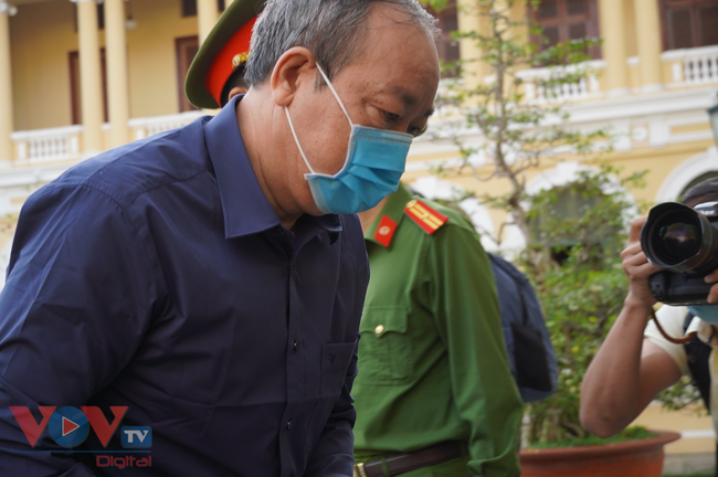 Bị cáo Đinh La Thăng đeo khẩu trang, mắt kính kín mít đến tòa  - Ảnh 3.