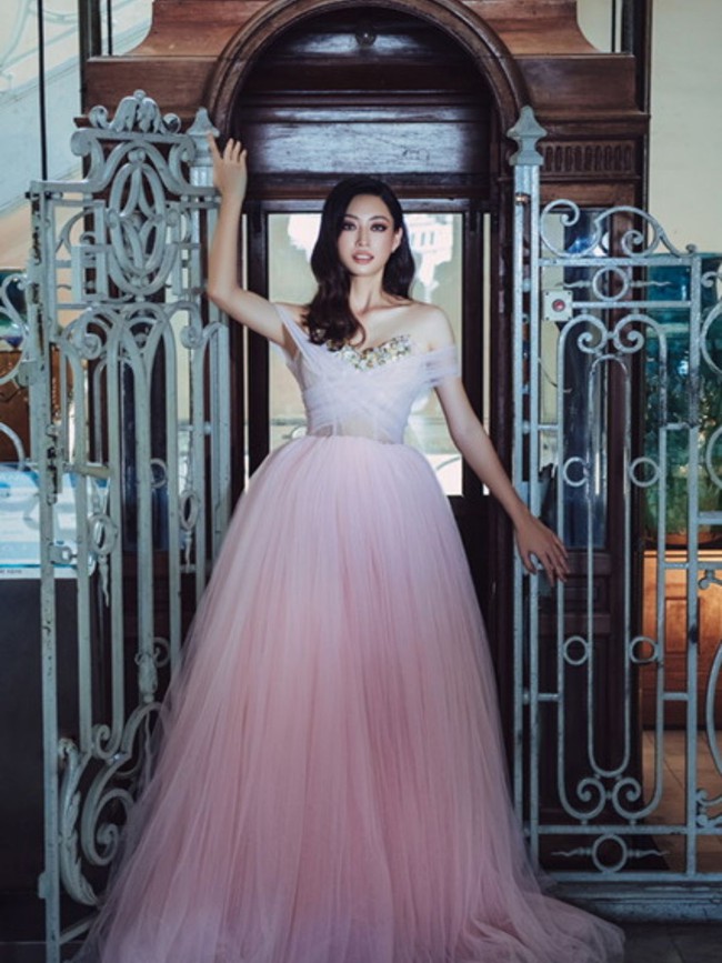 Hoa hậu Lương Thùy Linh tung bộ ảnh thời trang “chất phát ngất” khẳng định thần thái Miss World Việt Nam đầu tiên - Ảnh 10.