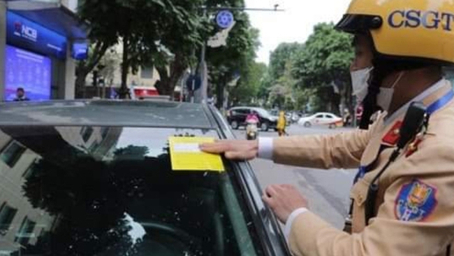 Hà Nội, hơn 200 trường hợp lái xe bị dán giấy thông báo phạt nguội trong ngày đầu ra quân - Ảnh 1.