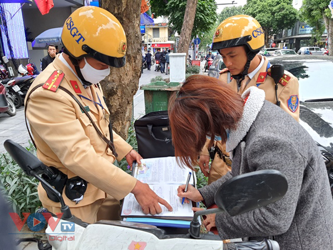 Cảnh sát giao thông Hà Nội ra quân xử phạt nguội bằng dán thông báo trên kính xe - Ảnh 1.