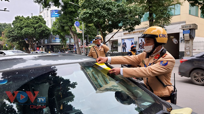 Cảnh sát giao thông Hà Nội ra quân xử phạt nguội bằng dán thông báo trên kính xe - Ảnh 2.
