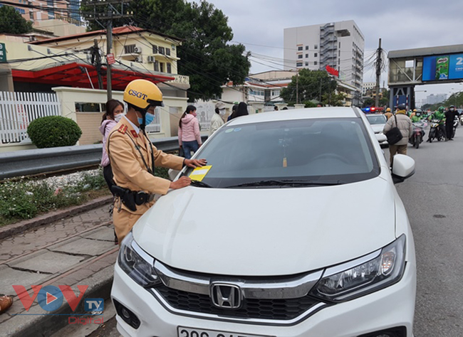 Cảnh sát giao thông Hà Nội ra quân xử phạt nguội bằng dán thông báo trên kính xe - Ảnh 5.
