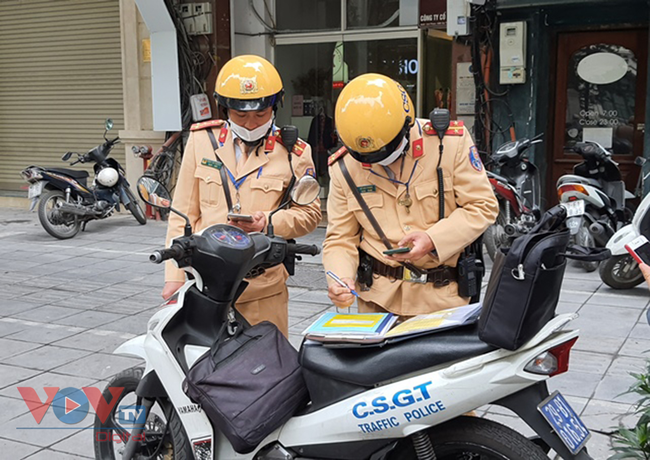Cảnh sát giao thông Hà Nội ra quân xử phạt nguội bằng dán thông báo trên kính xe - Ảnh 4.