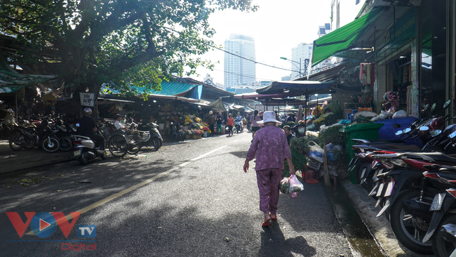 Buổi sáng bên chợ Xóm Mới, Nha Trang - Ảnh 1.