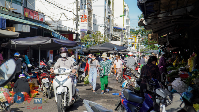 Buổi sáng bên chợ Xóm Mới, Nha Trang - Ảnh 3.