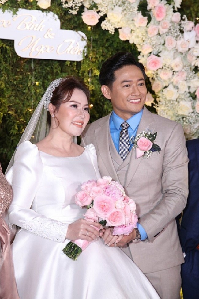 Sao Việt xúng xính dự đám cưới Quý Bình với bà xã doanh nhân - Ảnh 1.